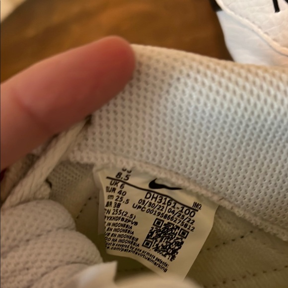 Nike Classic Low-Top Design Sneakers - Picture 5 of 7